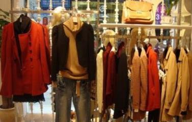 校園創(chuàng)業(yè)新典范 大學(xué)生服裝店線上線下雙管齊下，年入百萬(wàn)的生意經(jīng)